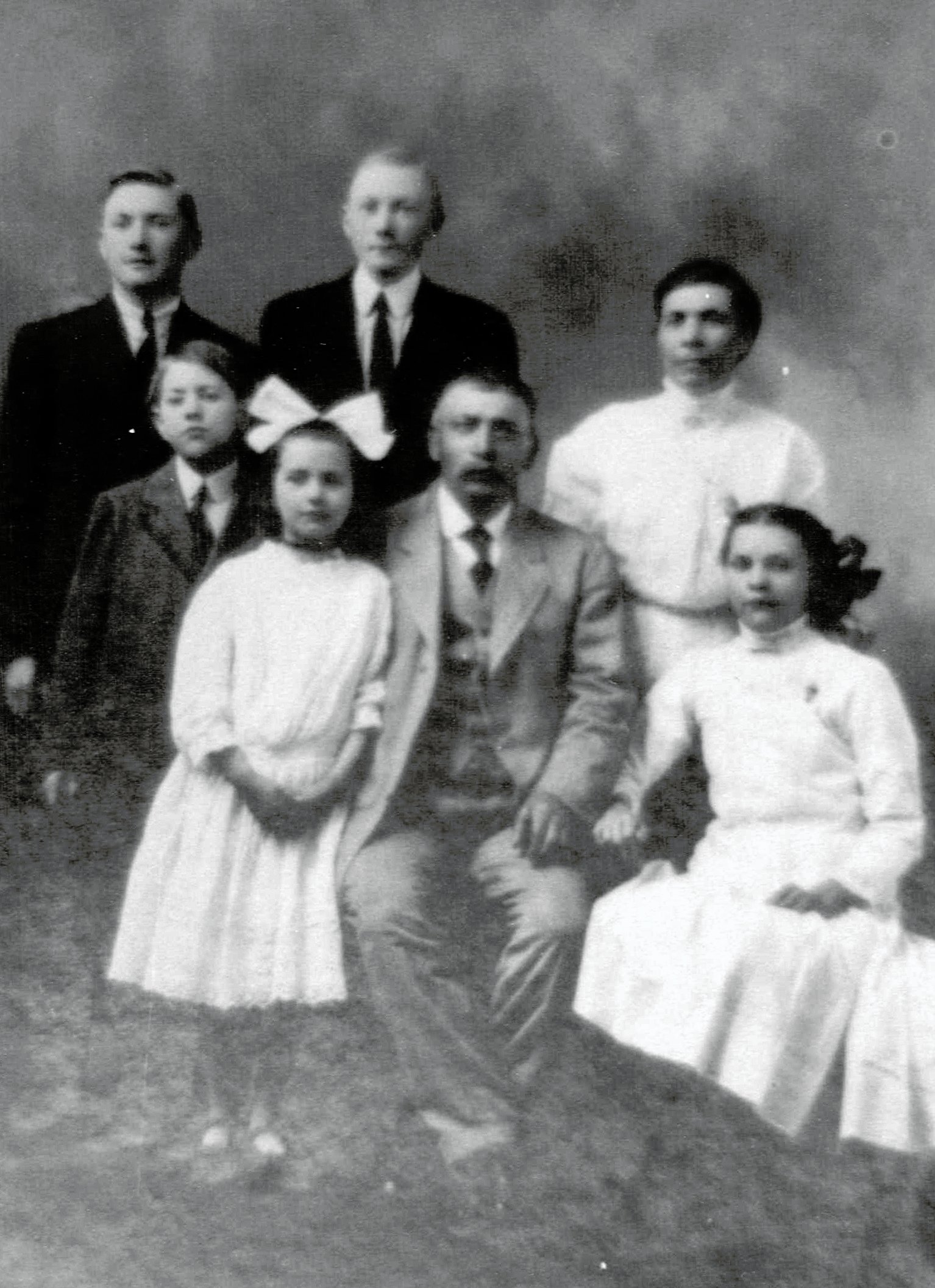 Thiel_Peter+Hartman_Augusta-1911-bw.jpg